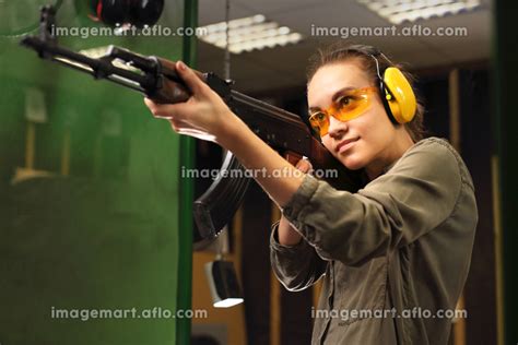 Strzelnica Kobieta z karabinem maszynowym Strzelectwo sportowe の写真素材