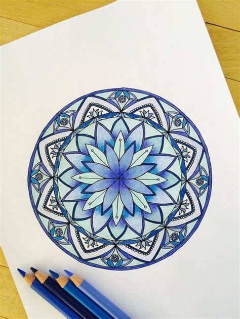 Dibujos De Mandalas Flor De Loto Tonos Azules Coloreado Con Lapices