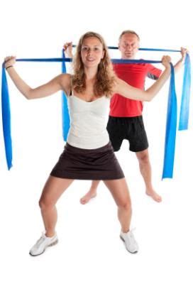 Das elastische theraband kann ihnen täglich helfen, einen schmerzfreien gesunden rücken zu erhalten. 12 Übungen mit dem Theraband (mit Bildern) | Übung ...