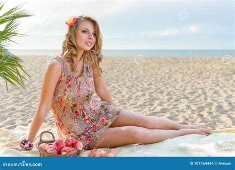 Schöne junge Mädchen sich am Strand entspannen SexiezPicz Web Porn