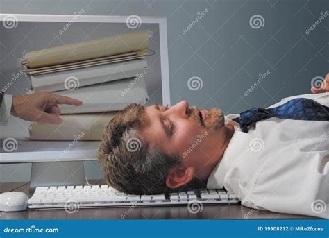 Empregado Overworked Que Dorme No Trabalho Foto De Stock Imagem De