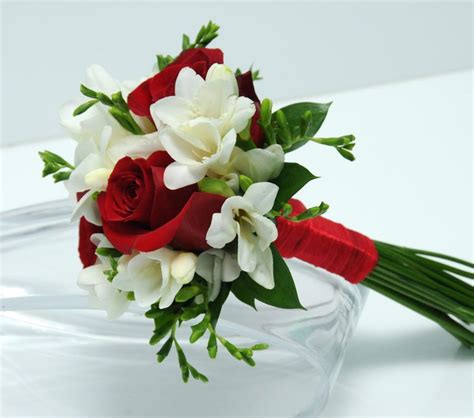 Bridesmaid Bouquets With Three Roses Click To Zoom Small Wedding