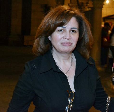 مطلوب hr فى بن شاهين بالدقي. إلهام شاهين تخلع ملابس الحداد بعد 7 سنوات