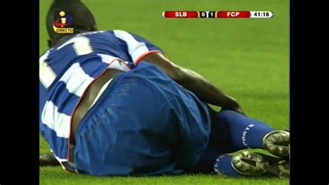 Suneți pe profilul jucătorului cesar peixoto, chaves. César Peixoto ( Benfica ) agride Varela ( F.C Porto ) na ...