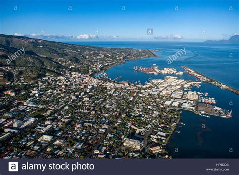 In der hauptstadt papeete lebte die einheimische bevölkerung in ärmlichen wellblechhütten,. City Papeete On Island Tahiti Stockfotos & City Papeete On ...