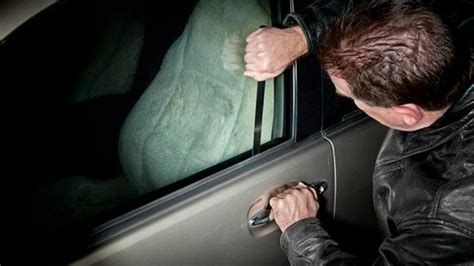 What do you do when you lock your car keys inside the car? how to unlock a car without keys | कार की चाबी अंदर रह जाए ...