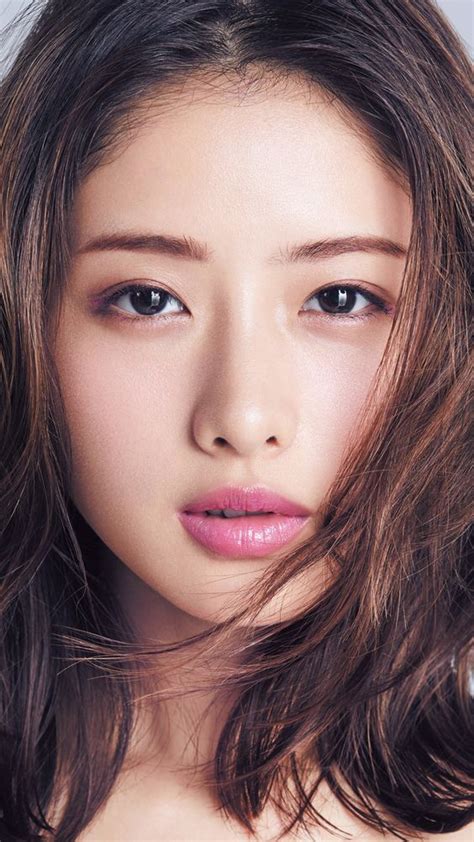 」と慌てながらメイクを始める石原さん。 「10秒あれ ば、わたしは変われる」と、石原さんのセリフが入ります。 次に締め色をチップでとり、目の際に塗ってメイクは完 了。 美しすぎる!!石原さとみのメイク徹底研究 | 写真まとめサイト Pictas