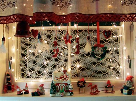 Christmas Window Decoration Ideas – HomesFeed