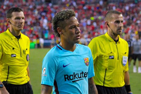 Başkan ve kulüp, en iyi oyuncuları takıma kazandırmak için. Neymar Barcelona to PSG Transfer | Upper 90 Studios ...