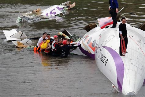 Taiwan Plane Crash Dramatic Video And Photos Of Transasia Airways Flight Ge235 Rescue