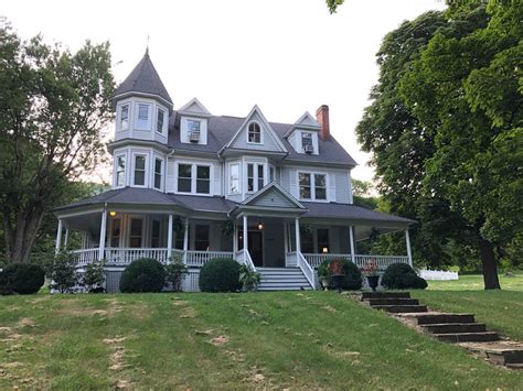 Victorian Inn Bed And Breakfast Has Air Conditioning And Cablesatellite