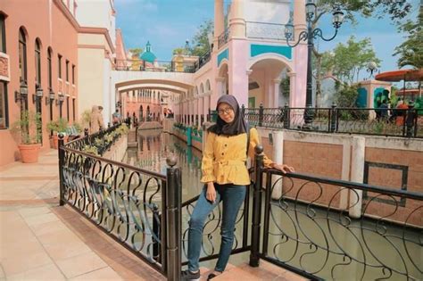 Seperti layaknya di italy, little venice kota bunga cianjur ini memiliki arsitekture yang di buat sedemikian rupa seakan berada di italy bahkan lokasi wisata ini memiliki sungai yang dapat di lalui oleh gondola lengkap dengan pendayung gondola yang beratribut seperti di italy. 5 Daya Tarik Little Venice Kota Bunga di Cianjur, Intip ...
