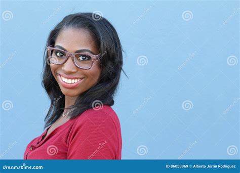 visage étroit de femelle africaine avec des verres avec l espace de copie du côté droit image