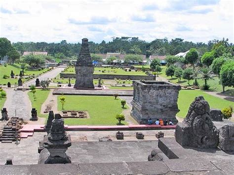 Setelah ditemukan dan diperbaiki, candi penataran saat ini menjadi ikon wisata di kabupaten blitar. Dinamika Bangsa: TAHUN BARU2012 WISATA CANDI PENATARAN ...
