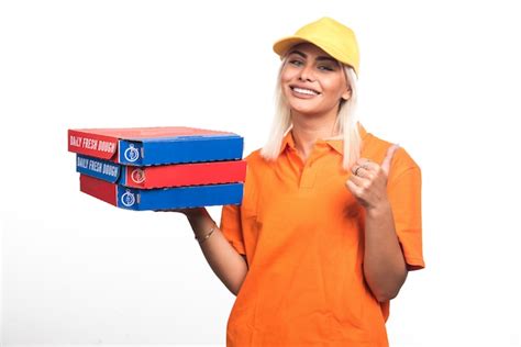 Mulher Entregadora De Pizza Segurando Pizza No Fundo Branco Apontando