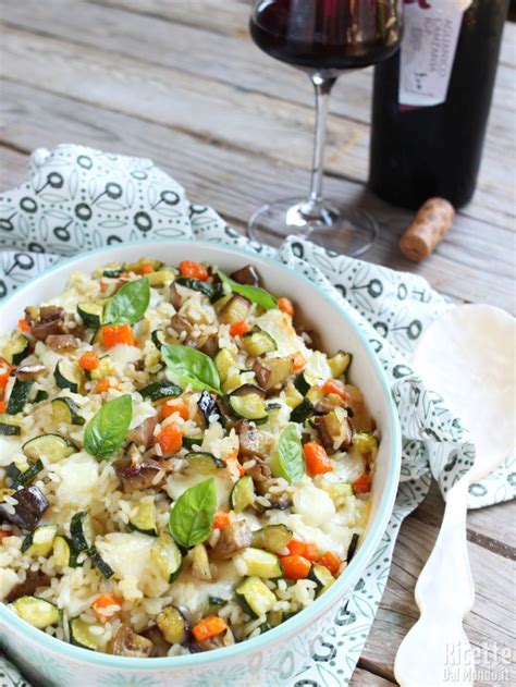 Ingredienti classici per la pasta fredda con il tonno, un primo piatto estivo che la maggior parte delle volte si trasforma in sfizioso piatto unico.la caratteristica di questa facile e veloce ricetta sta nei pomodorini che vengono gratinati in forno rendendo questa ricetta ancora più invitante. Riso con verdure al forno light | Marianna Pascarella