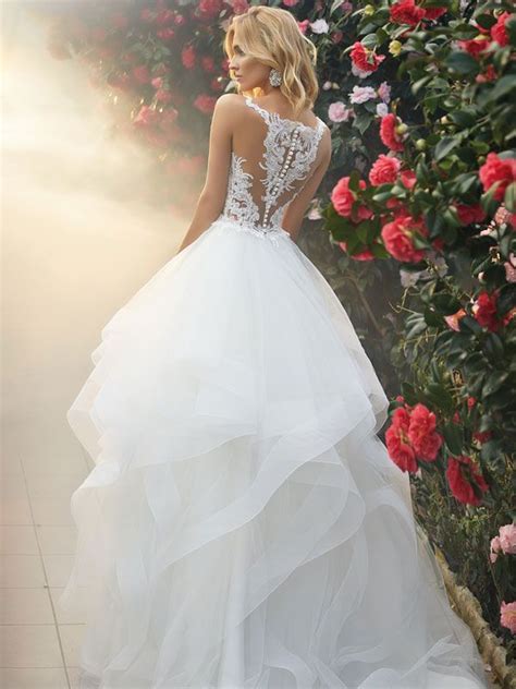 Ein eher untypischer, aber trotzdem schöner anblick. Brautkleid mit Volantrock, Tattoo-Spitze und raffinierter ...
