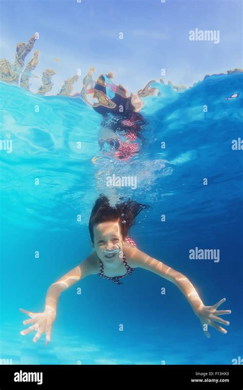 Glückliches Mädchen Mit Lächelnden Gesicht Im Blauen Pool Unterwasser Portrait Familie