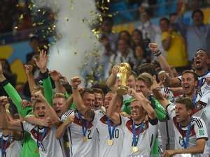 Thomas müller, manuel neuer and philipp lahm making fun of christoph kramer's memory loss during the 2014 world cup final. Kramer: "Schiri, ist das das Finale?" (mit Bildern ...