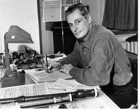 Aus den kugeligen knospen entwickeln sich dichtgefüllte, geviertelte blüten. Charles Mills | American Composers Alliance