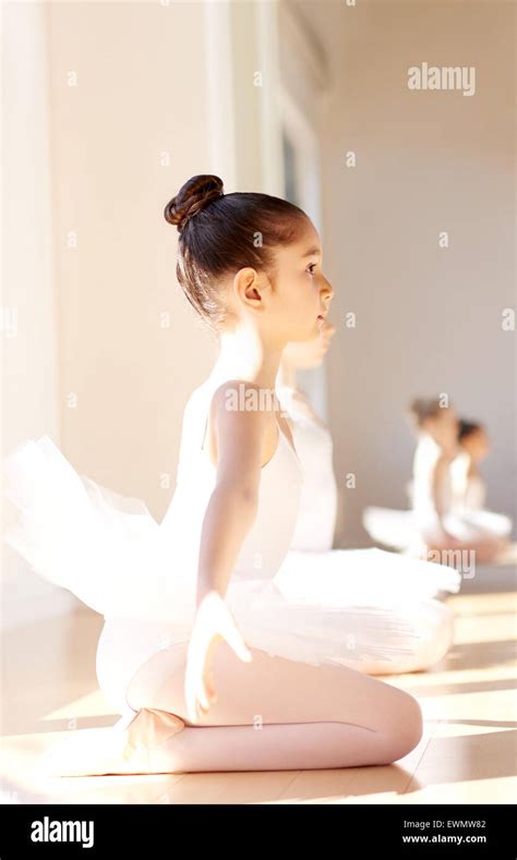 Seitenansicht Einer Aufmerksamen Jungen Hübschen Ballerina Mädchen Im Ballett Sitzen Auf Ihren