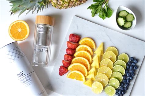 Jika ingin menambah rasa, tambahkan beberapa daun mint segar, kayu cara membuat lemonade detox di rumah adalah campurkan ¼ cangkir air lemon, ½ sdt madu, dan sejumput bubuk jahe di dalam gelas. Cara mudah untuk membuat air detox - flouera