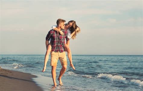 Gambar Pacaran Romantis Di Pantai Gambar Barumu