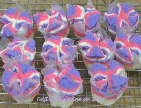 Bolu mekar biasanya punya banyak warna, ada merah muda, kuning, cokelat, biru, hijau, dan masih banyak lainnya. Dapur Griya Khayangan: Bolu Kukus Mekar