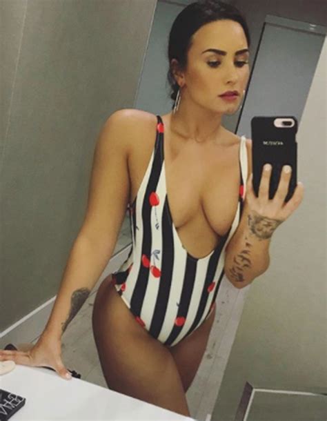 Celebrity Mirror Selfies The Hottest Pics Taken Of Stars Reflections