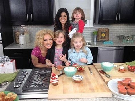 Kimberly Schlapman Of Little Big Town Debuts Second Season Of Gac Cooking Show Video