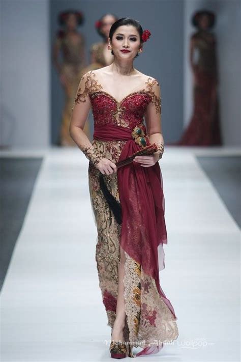 Meski menggunakan kain tenun, namun ada hal yang melekat pada anne, yaitu ia masih memadukan rancangannya dengan kebaya serta sanggul. Anne Avantie | Kebaya bali, Gaun panjang, Model pakaian asia