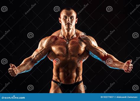 Portrait Dhomme Musculaire Sans Chemise Image Stock Image Du Muscle