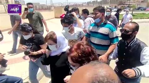 Jun 06, 2021 · وغابت الفنانة دلال عبدالعزيز عن جنازة زوجها الفنان سمير غانم، والذي رحل عن عالمنا يوم الخميس 20 مايو الماضي، وشيعت جنازته الجمعة 21 مايو، من مسجد المشير بالتجمع الخامس إلى مثواه الأخير، وتم. الهام شاهين ولبلبة وبيومي فؤاد في جنازة سمير غانم - YouTube