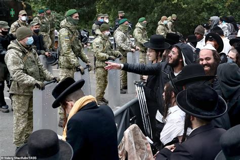 Die Hard Jewish Pilgrims Refuse To Leave Ukraines Border With Belarus