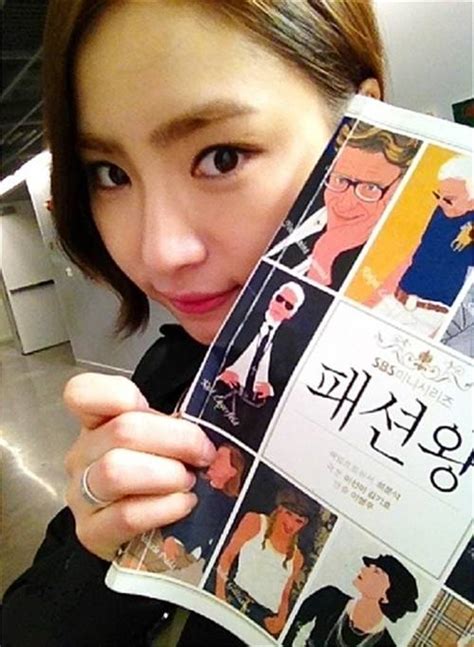 Shin Se Kyung Takes A Picture With The Fashion King Script