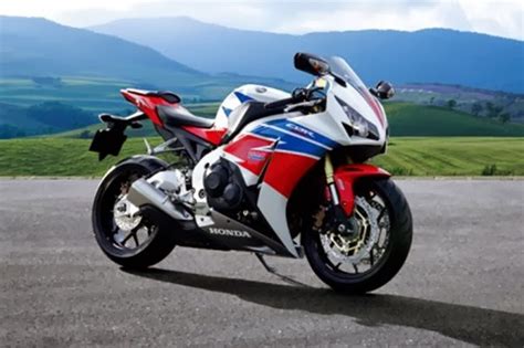 The honda cbr1000 is powered by a liquid cooled 999cc four cylinder engine that produces 176bhp and 112nm of torque. 2014 Honda CBR1000RR Fireblade Review | New Motorcycle Review