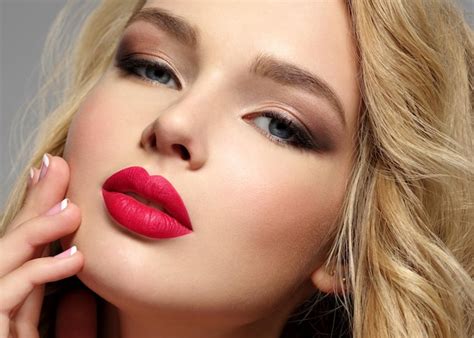 photo d une belle jeune fille blonde aux lèvres rouges sexy closeup attrayant visage sensuel de
