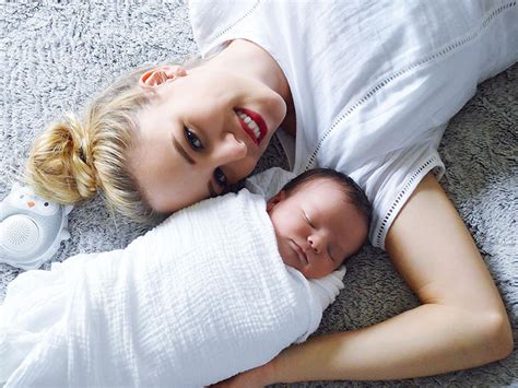 Yuk cek gaun tidur apa. 9 Tip Supaya Bayi Senang Tidur Malam. Tak Sangka Mudah ...