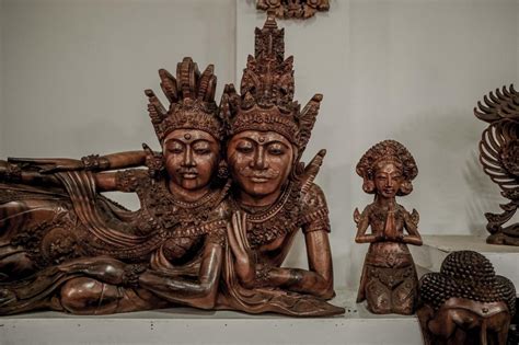 Kerajinan Ukiran Patung Kayu Tradisional Bali