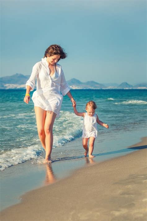 Madre E Hija Que Caminan En La Playa Fotos De Stock Descarga 826