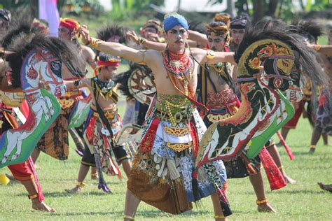 Kuda lumping dikenal juga dengan jaran kepang atau jaranan. Sejarah Tari Kuda Lumping Jawa Tengah - Aneka Seni dan Budaya