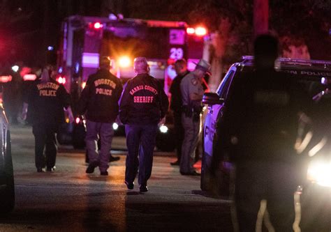 4 Houston Police Officers Are Shot In Gun Battle That Kills 2 Suspects