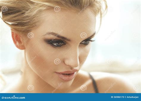 Sensuele Vrouw Met Perfect Lichaam Stock Afbeelding Image Of Gezond Schoonheidsmiddelen 36986173