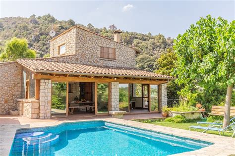 Almendro en flor en febrero, temperaturas subtropicales en verano y vendimia en septiembre: Alquiler casa en Selva, Islas Baleares con piscina privada y acceso a internet - Niumba