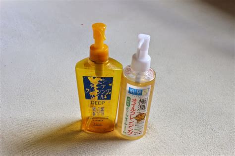 Bottom two included is also an extra picture to illustrate how well the hada labo cleansing oil actually emulsifies upon contact with water, which is not seen. Sleepy Panda: Kose Softymo Deep Cleansing Oil vs Hada ...