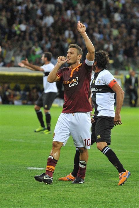 Il ciuccio di Francesco Totti dopo il gol di Parma. Parma-Roma 1-3 #