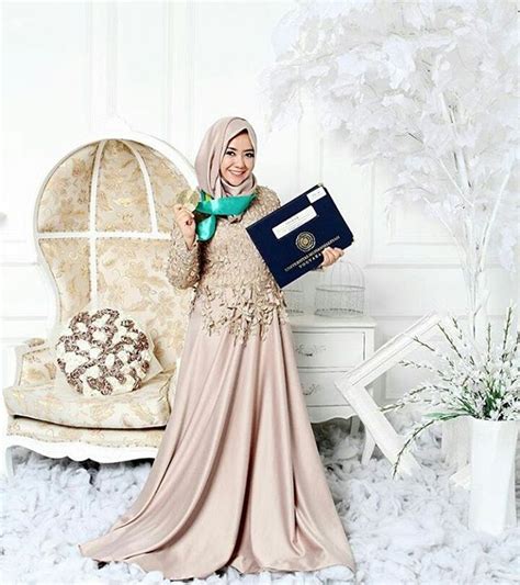 Beautynesia akan membagikan beberapa inspirasi kebaya brokat dengan warna cantik dan kalem di bawah ini. Dress Brokat Untuk Wisuda / 31 Inspirasi Model Baju Kebaya ...