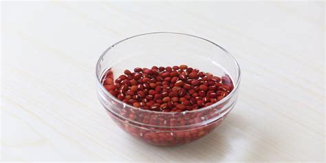Đậu đỏ, hạt sen khô, bách hợp khô•đường phèn (crystal sugar). Cách nấu chè đậu đỏ cực nhanh cho ngày bận rộn