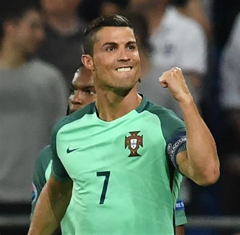 Auch frankreichs trainer didier deschamps munterte ronaldo auf. Frankreich-Portugal: Cristiano Ronaldo lädt Fußballer ...
