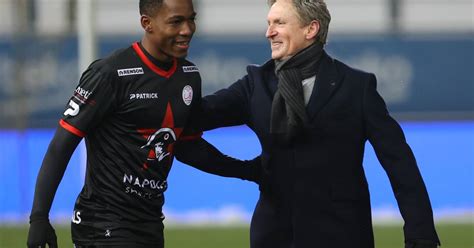 Sportvereniging zulte waregem (dutch pronunciation: Francky Dury met Zulte Waregem tegen Standard van Mbaye ...